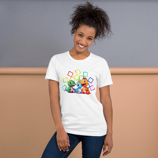 Een levendig unisex wit T-shirt met een afbeelding van drie kleurrijke babydraken, elk met unieke patronen. De scène is vanaf de voorkant gezien, met een muur in twee kleuren als achtergrond. Een glimlachende vrouw draagt het shirt met plezier