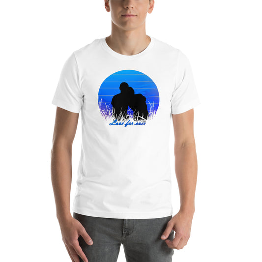 Man draagt wit unisex T-shirt met ontwerp van een koppel dat samen een Romantisch Moment onder een Blauwe Maan beleeft, gefotografeerd van voren tegen een witte achtergrond.