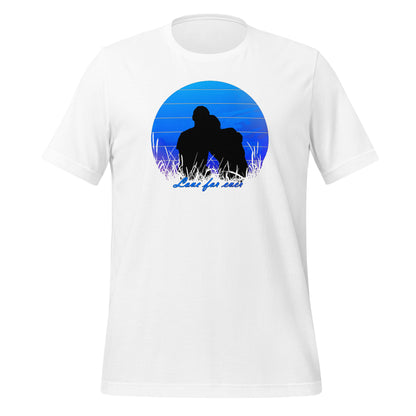 Wit unisex T-shirt met ontwerp van een koppel dat samen een Romantisch Moment onder een Blauwe Maan beleeft, gefotografeerd van voren tegen een witte achtergrond