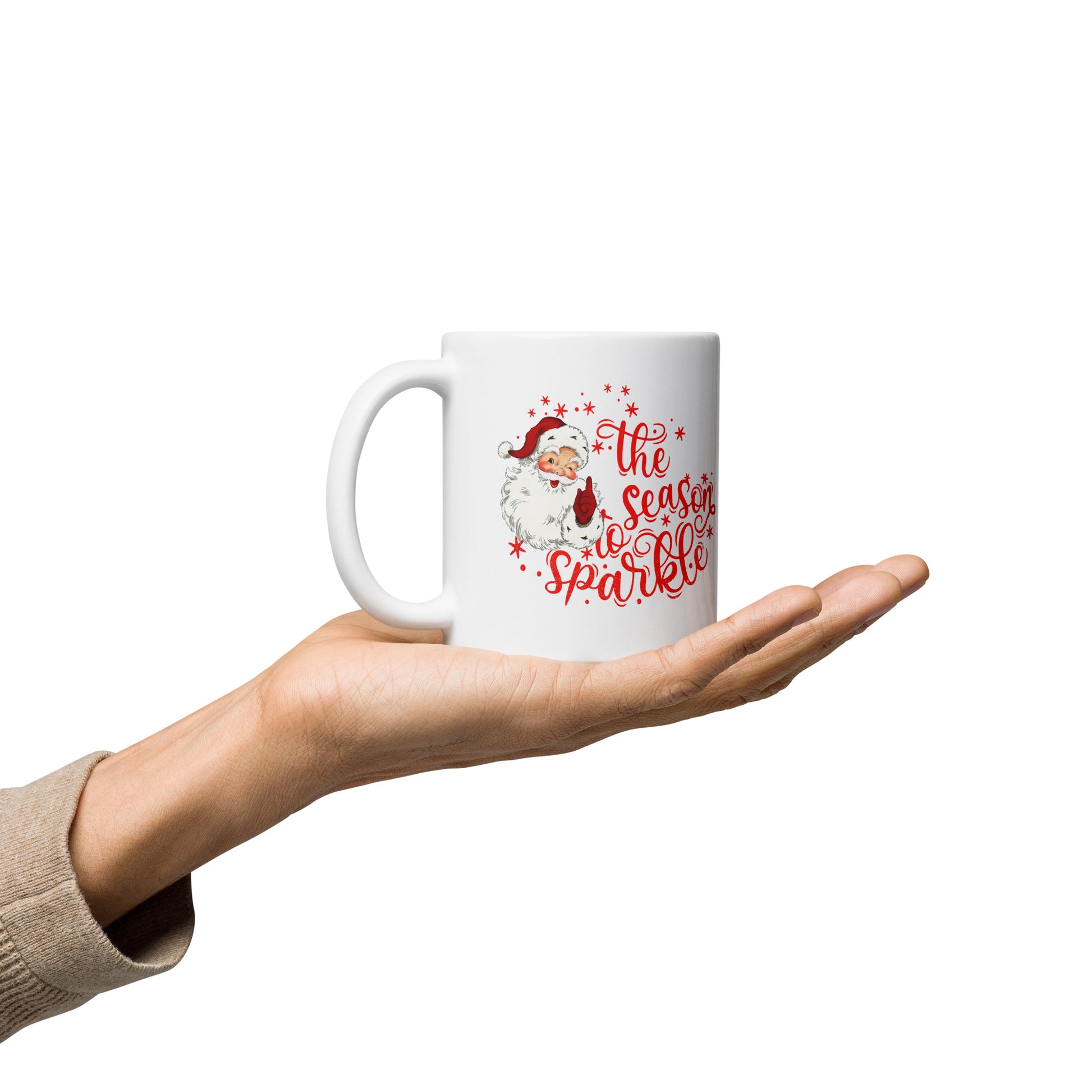 Een glanzende witte koffie mok met een cartoonhoofd van de kerstman, vooraanzicht, 11 oz, met het handvat aan de rechterkant, rustend op een hand