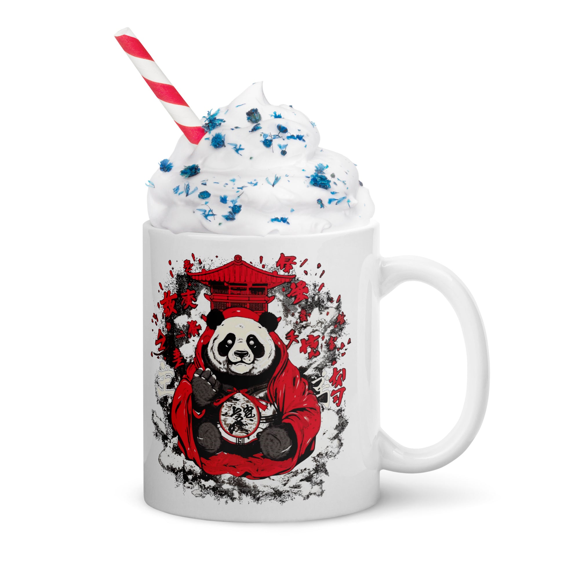 Een glanzende witte koffie mok met een Japanse panda draagt een rode mantel, vooraanzicht, 11 oz, met het handvat naar rechts, versierd met slagroom en een rietje