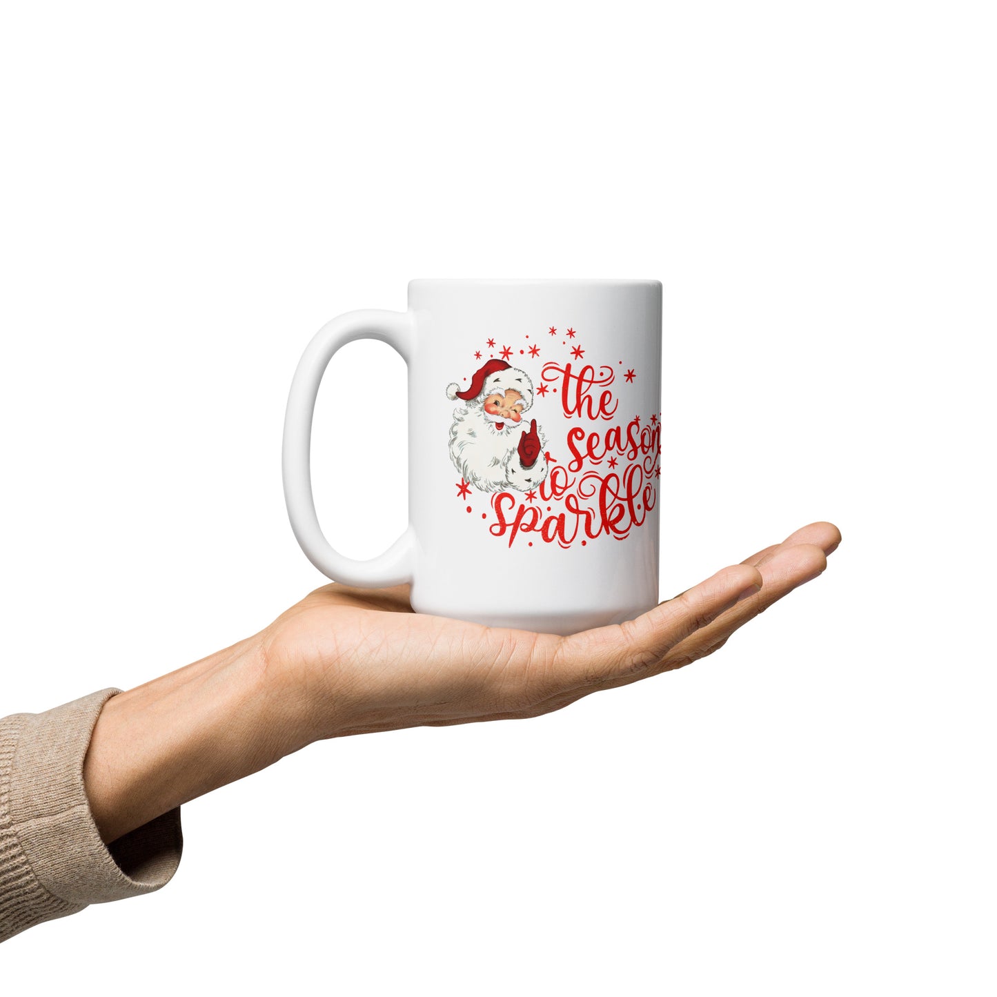 Een glanzende witte koffie mok met een cartoonhoofd van de kerstman, vooraanzicht, 15 oz, met het handvat aan de linkerkant, rustend op een hand, wit achtergrond