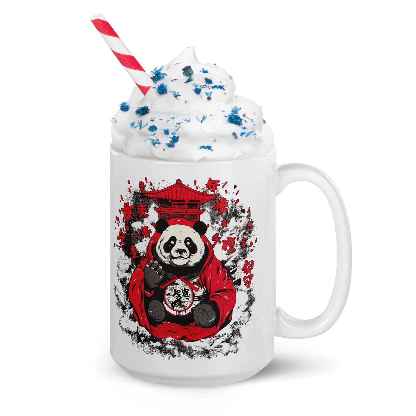 Een glanzende witte koffie mok met een Japanse panda draagt een rode mantel, vooraanzicht, 15 oz, met het handvat naar rechts, versierd met slagroom en een rietje